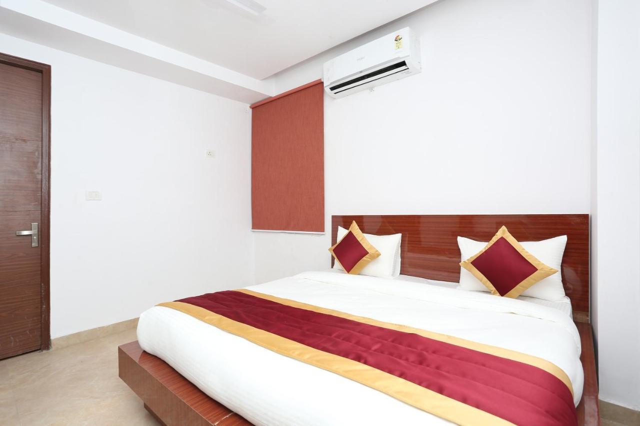 Capital O 12807 Amaira Hotel And Banquets Noida Exterior foto