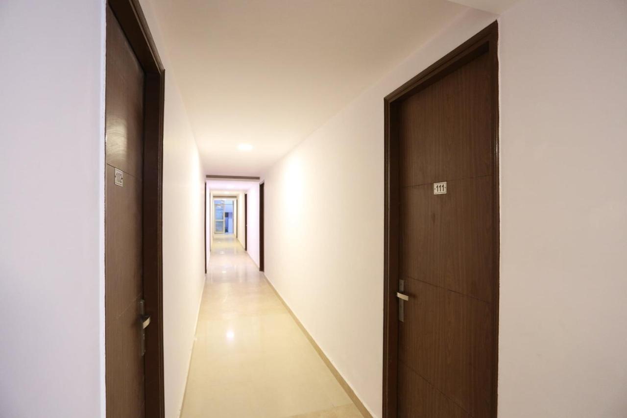Capital O 12807 Amaira Hotel And Banquets Noida Exterior foto