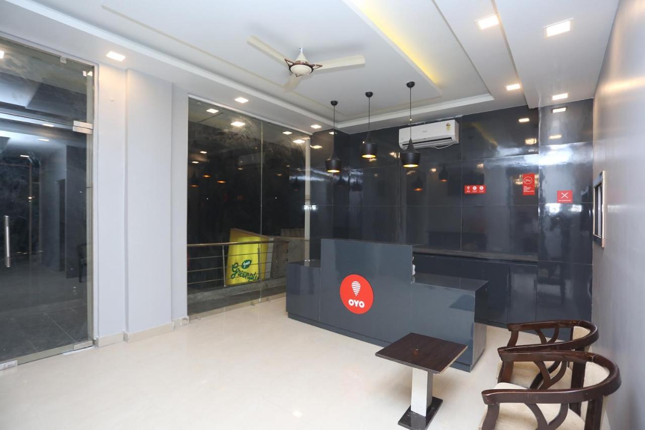 Capital O 12807 Amaira Hotel And Banquets Noida Exterior foto